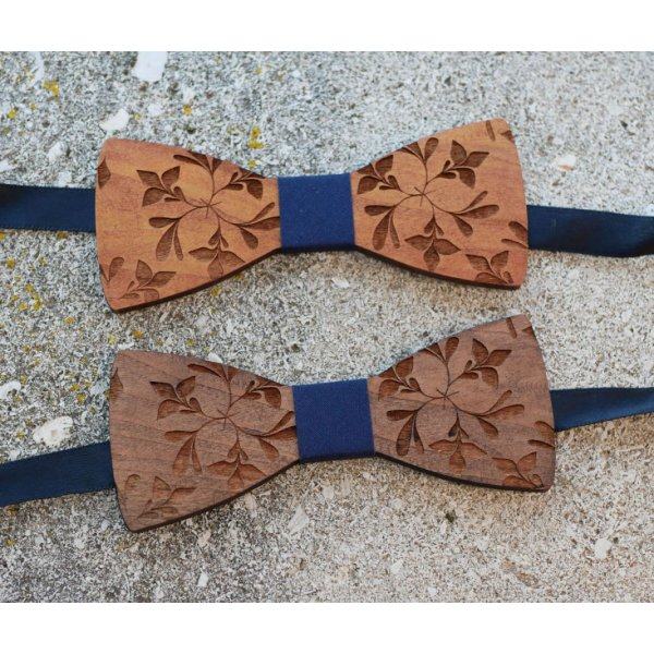 Houten vlinderdas gegraveerd met grote bloemen om te personaliseren