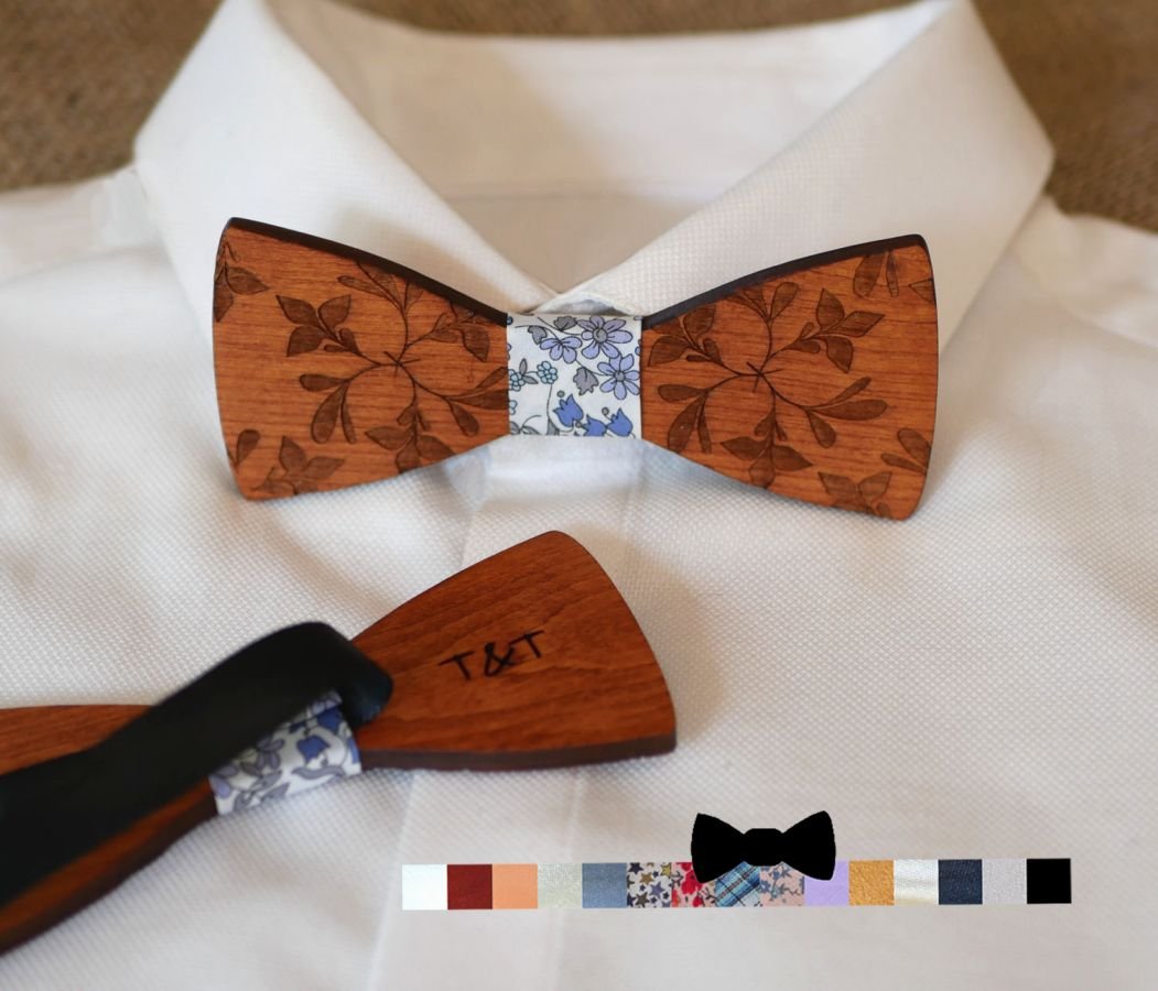 Houten vlinderdas gegraveerd met grote bloemen om te personaliseren