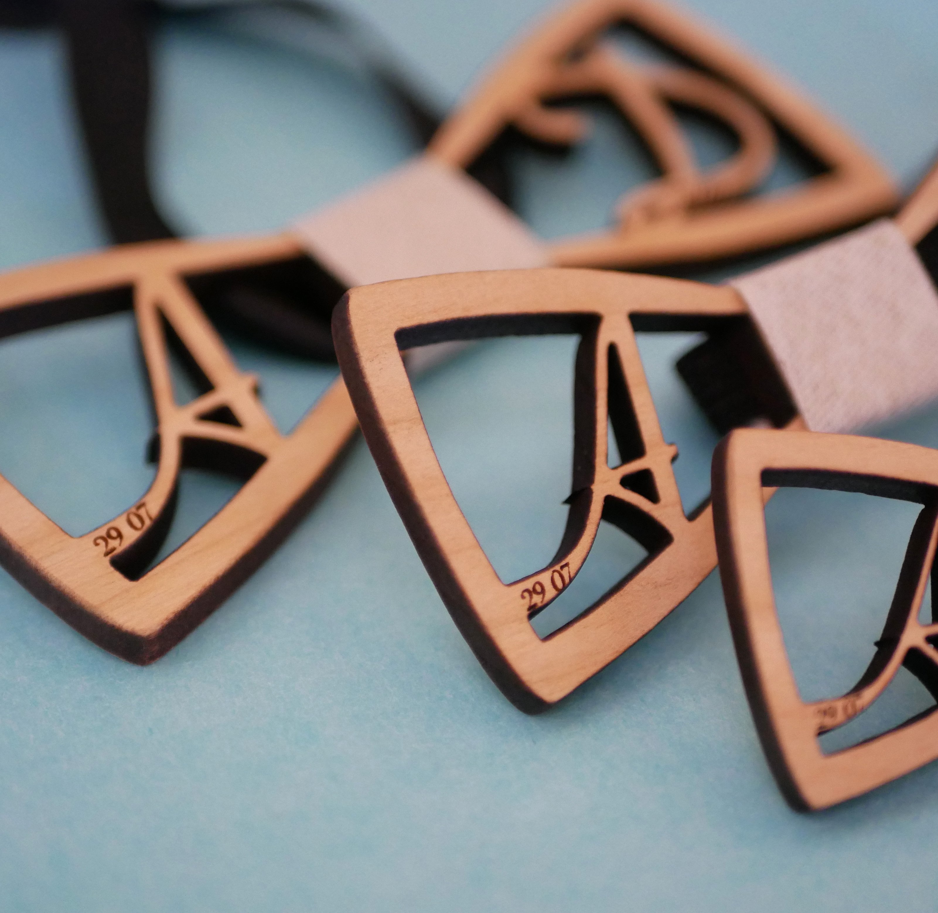 Mini houten strikje gepersonaliseerd met 2 initialen