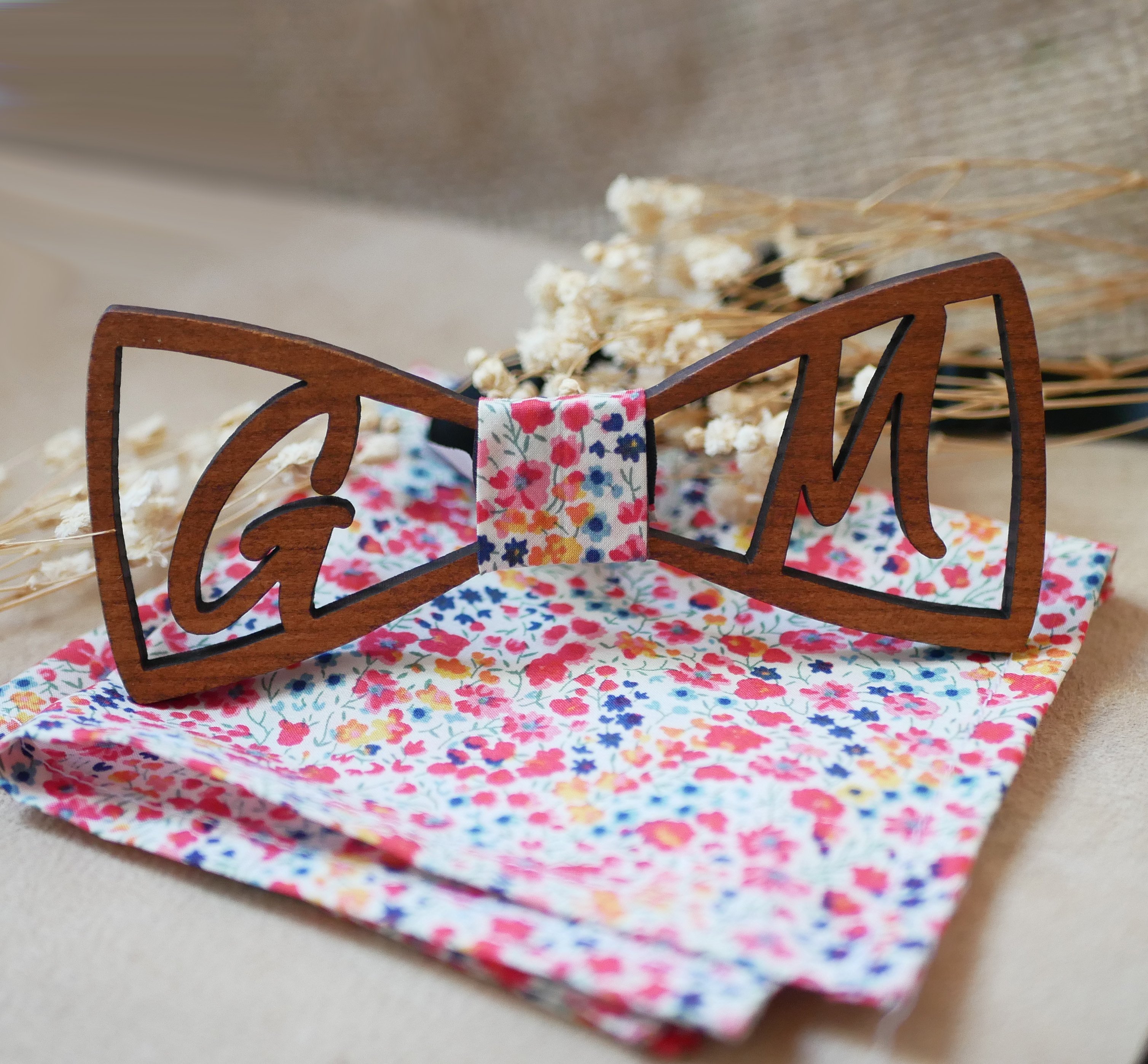 Houten vlinderdasje gepersonaliseerd met 2 initialen