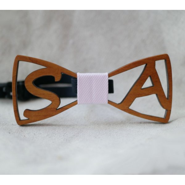 Houten vlinderdasje gepersonaliseerd met 2 initialen