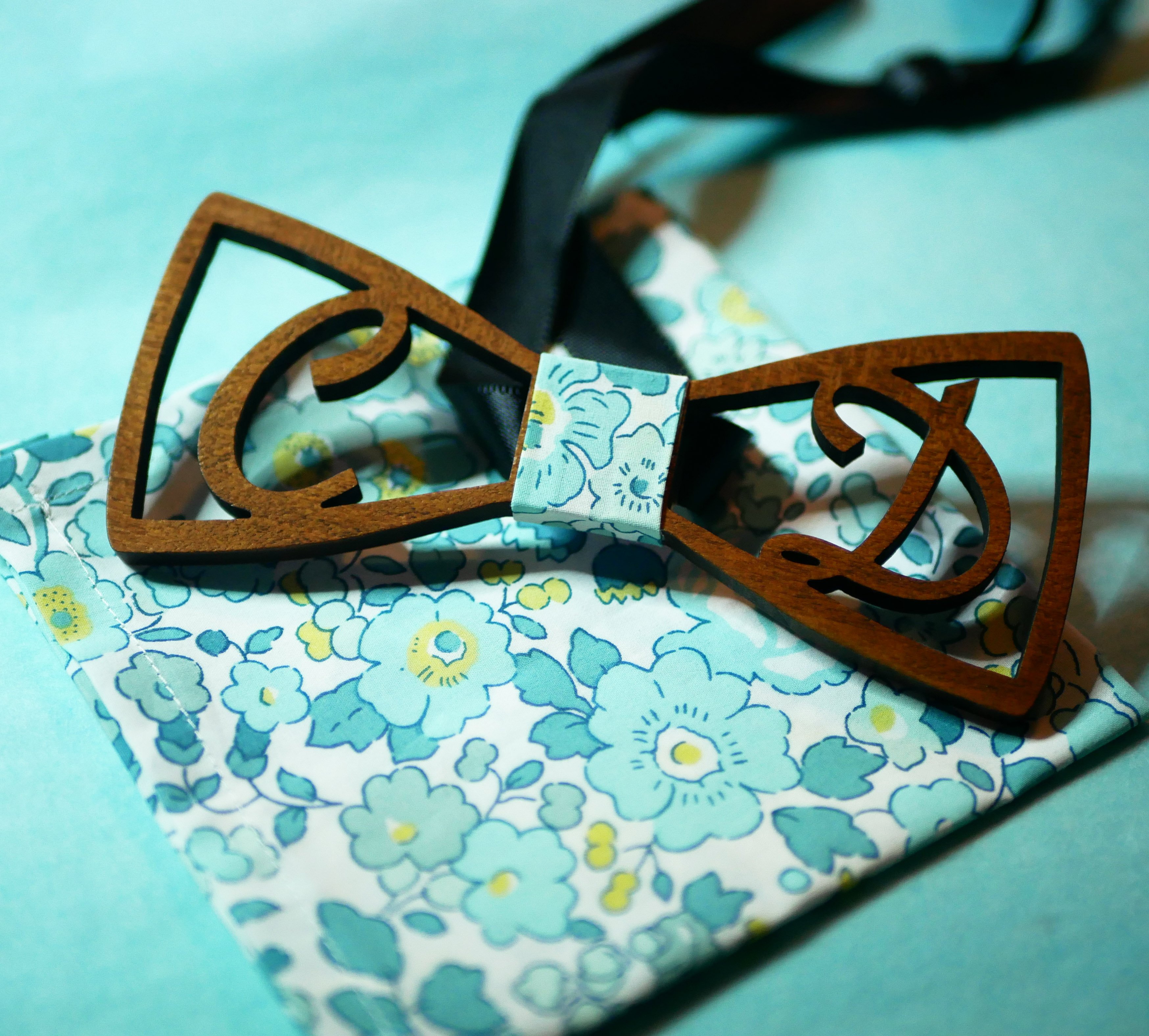 Houten vlinderdasje gepersonaliseerd met 2 initialen