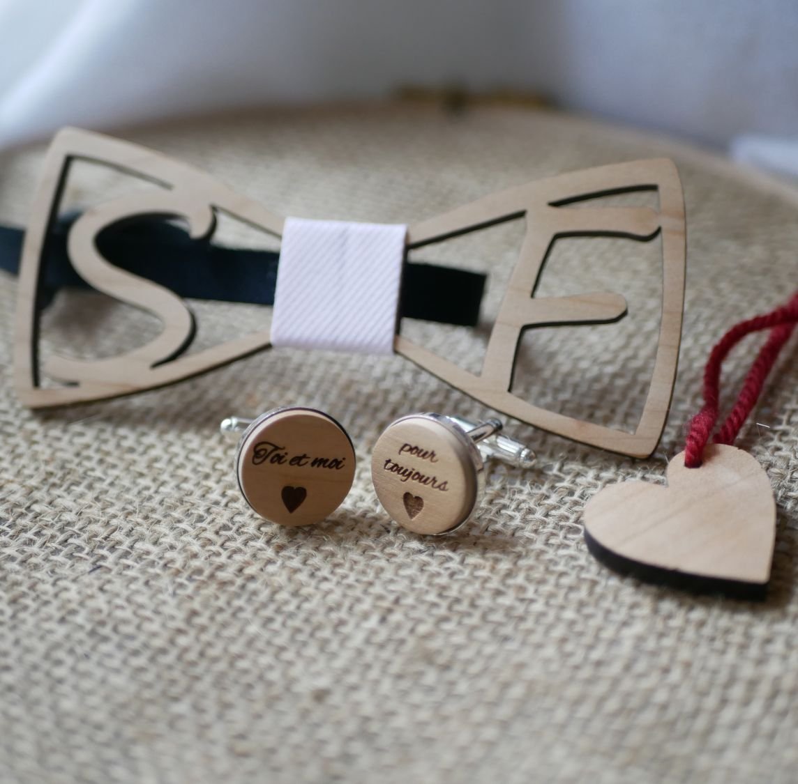 Houten vlinderdasje gepersonaliseerd met 2 initialen