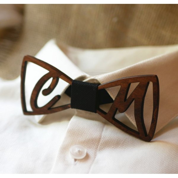 Houten vlinderdasje gepersonaliseerd met 2 initialen
