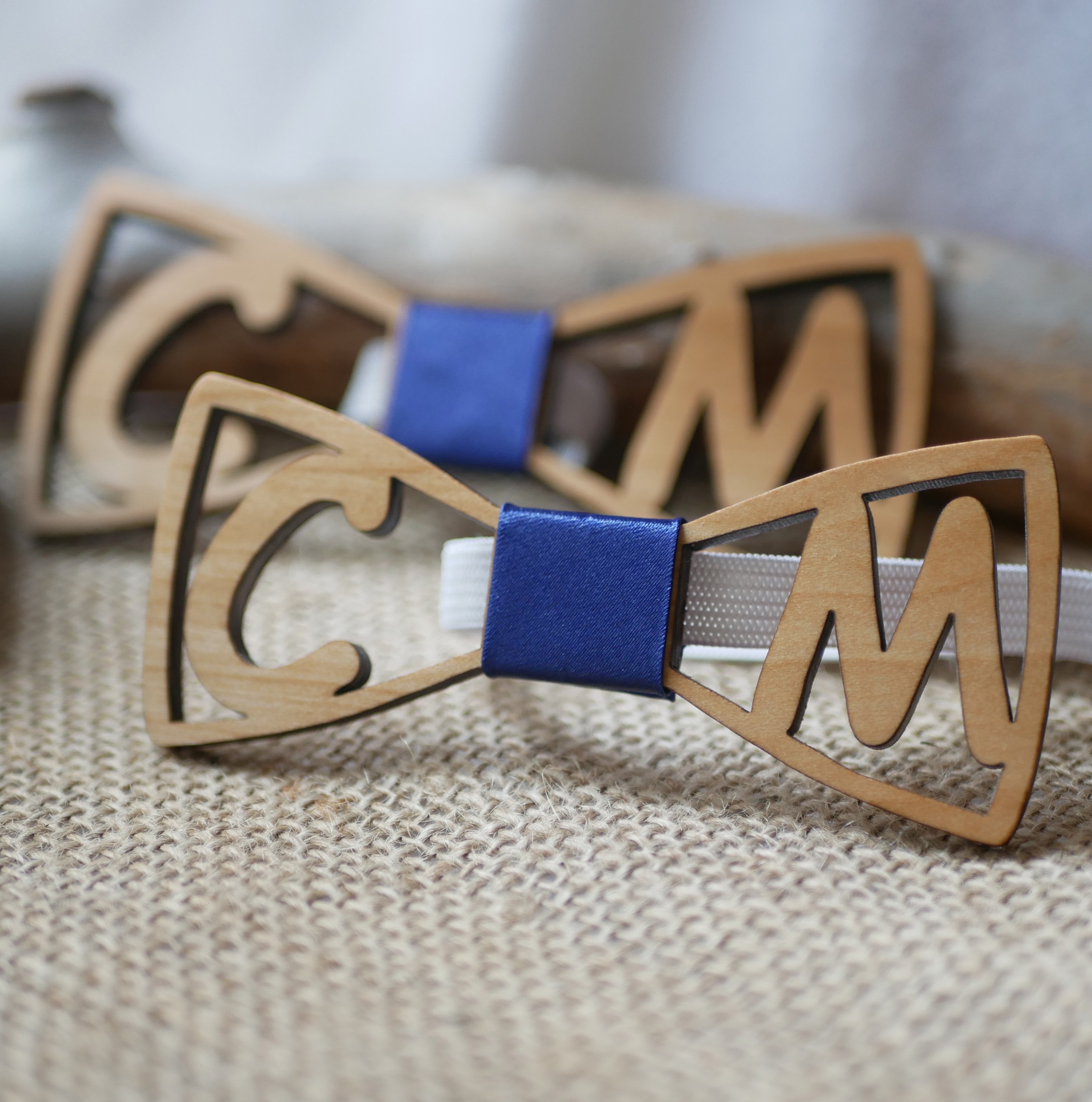 Houten strikje gepersonaliseerd met 2 initialen voor kinderen
