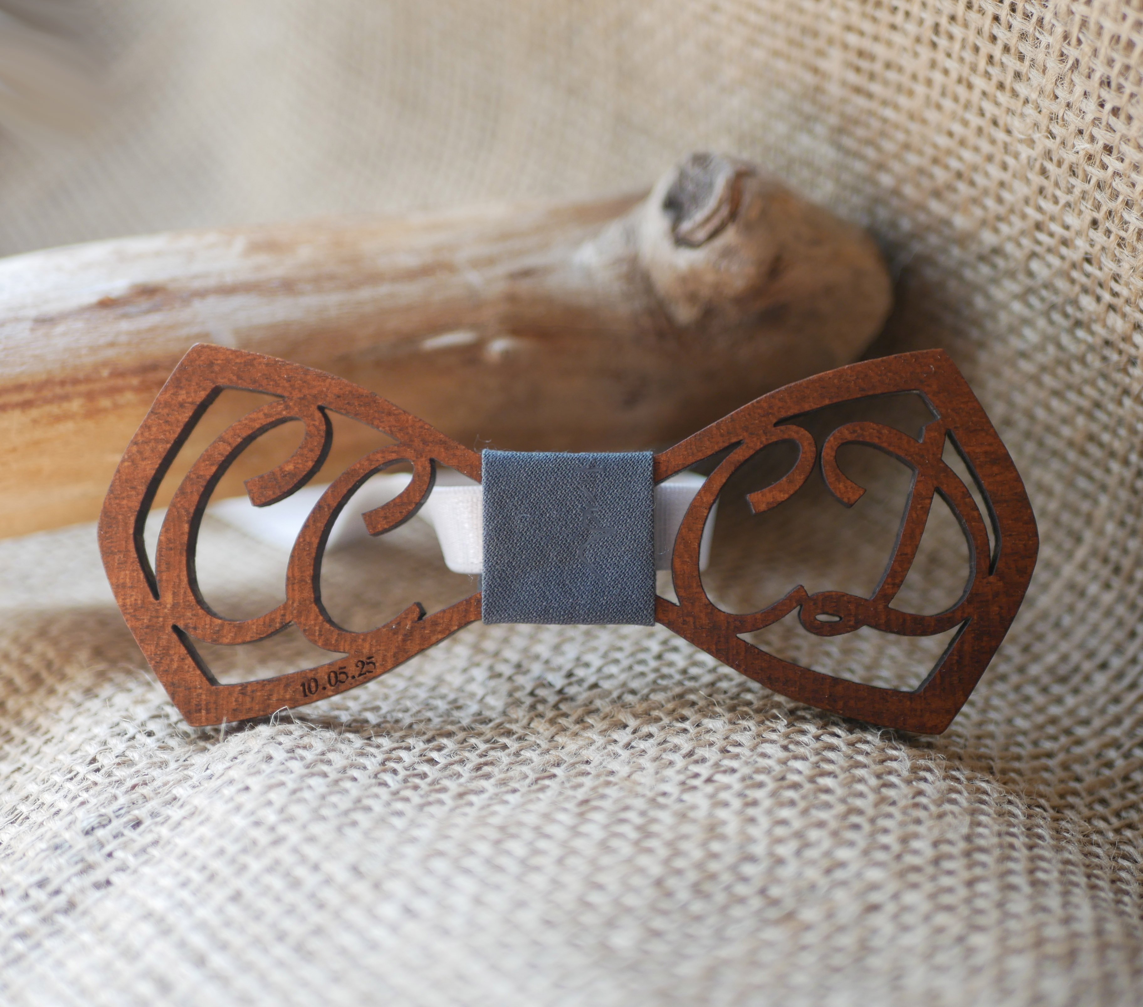 Houten vlinderdasje van Le Rabl&eacute; met dubbele gepersonaliseerde initialen