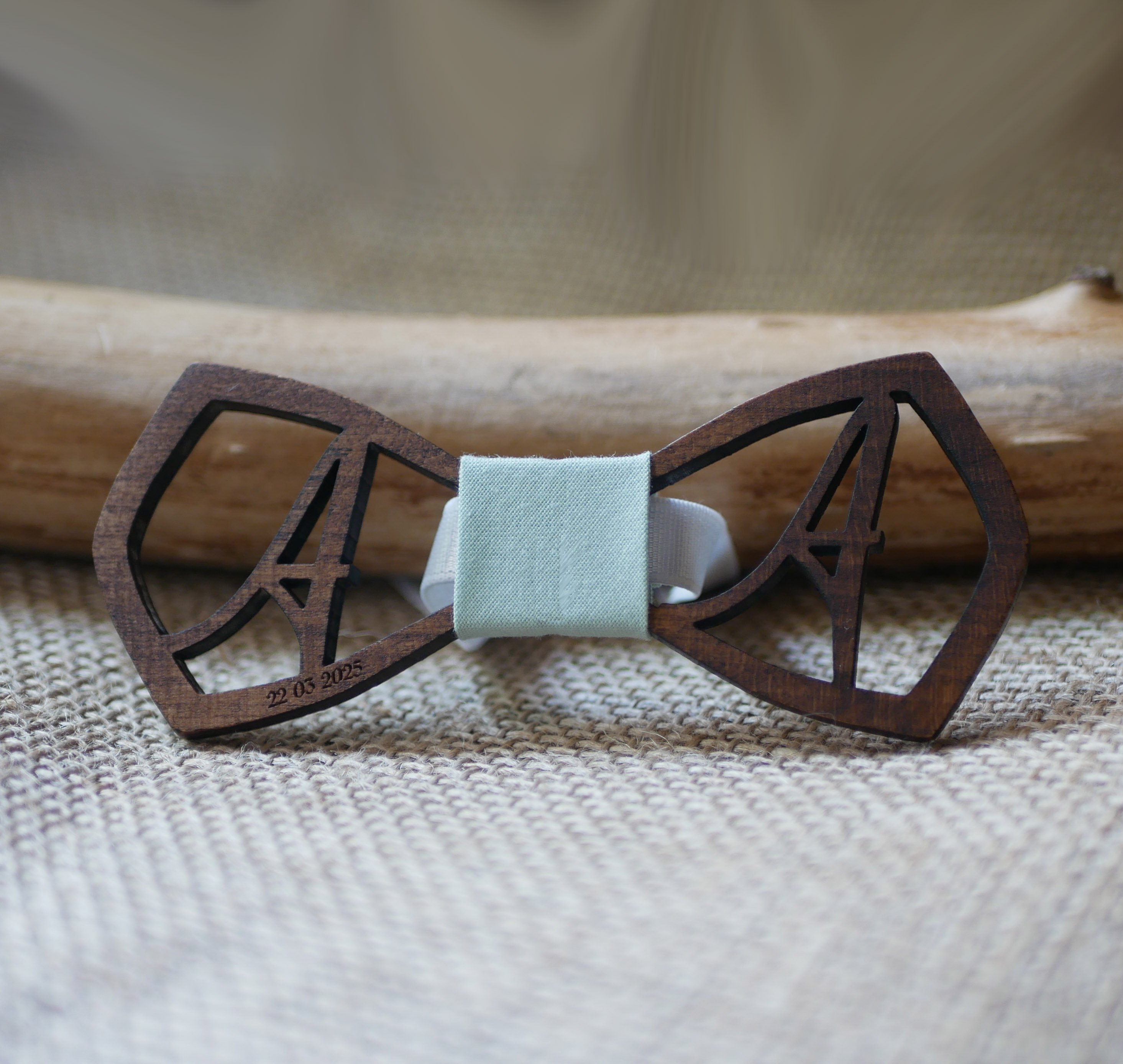 Houten vlinderdas "le rabl&eacute;" gepersonaliseerd met 2 opengewerkte initialen