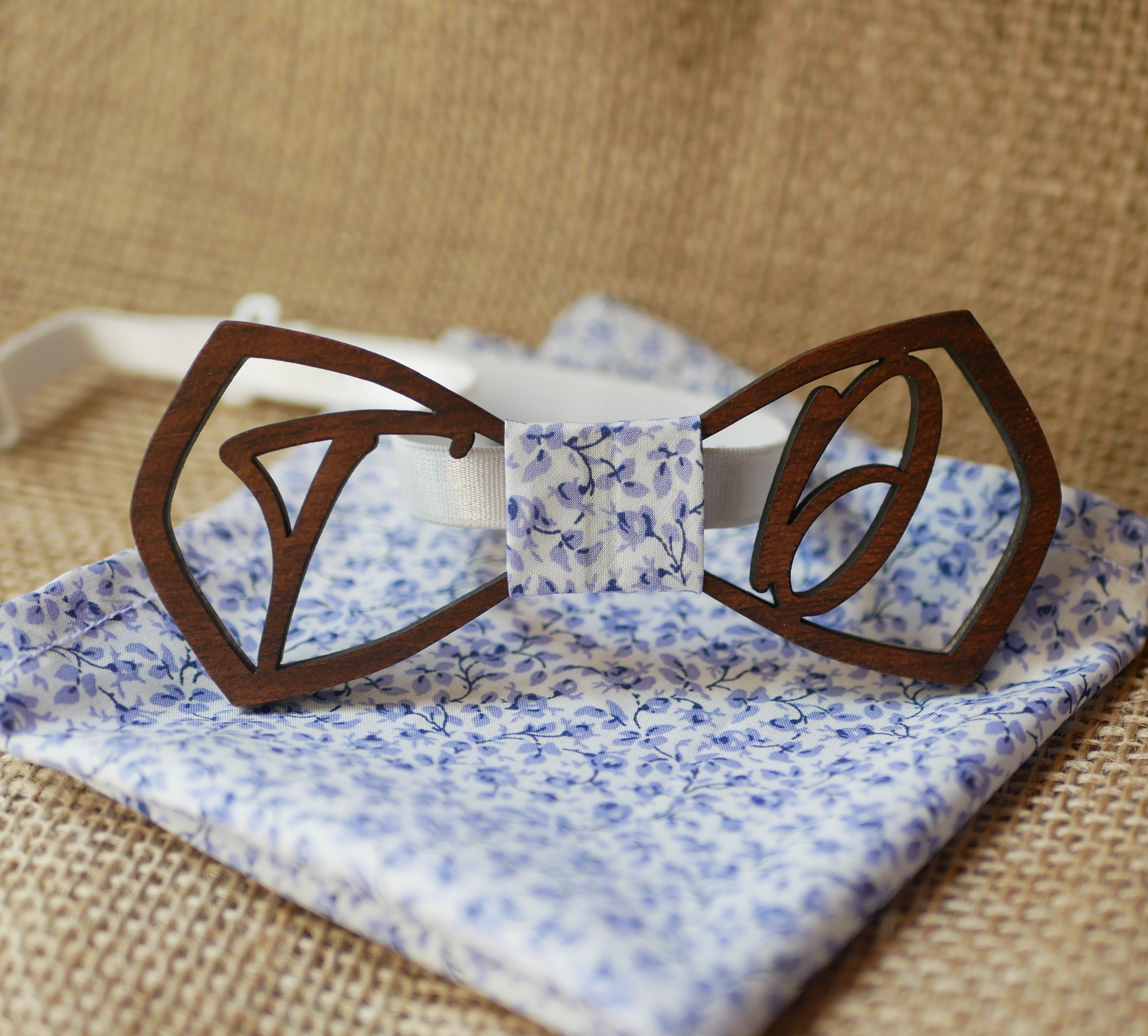 Houten vlinderdas "le rabl&eacute;" gepersonaliseerd met 2 opengewerkte initialen