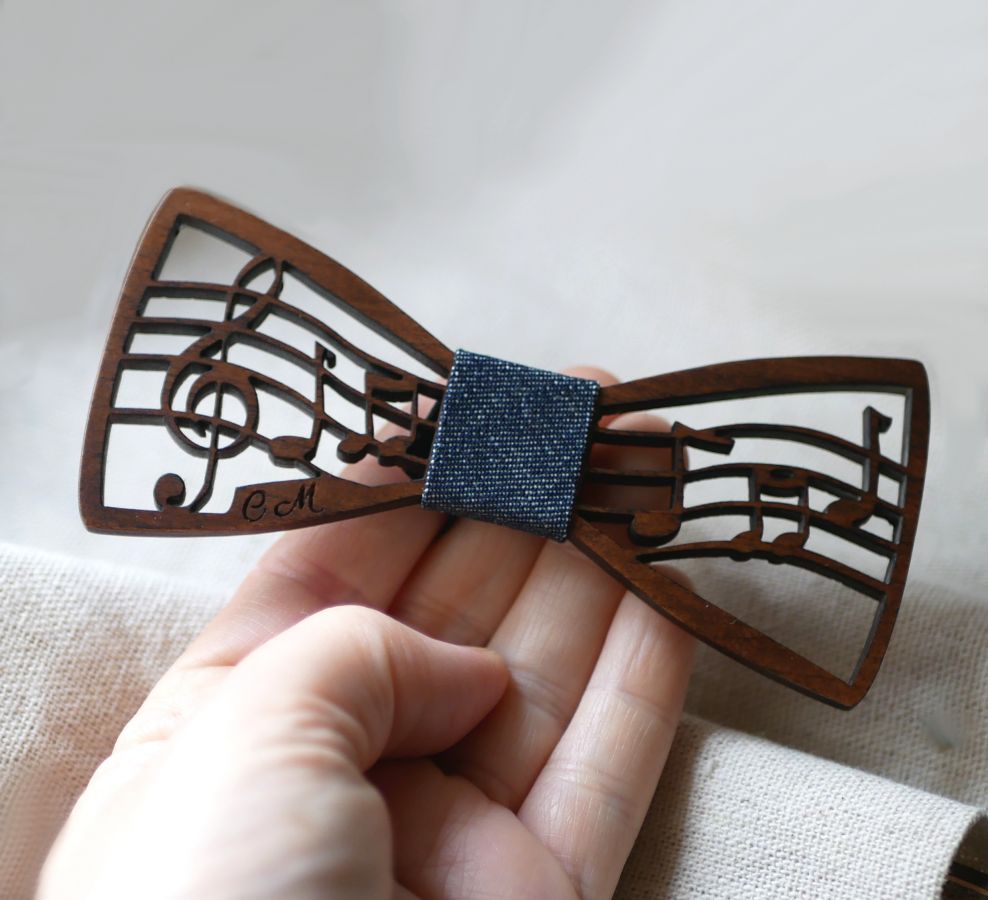 Houten vlinderdasje met muziekthema, partituur en diskant, aanpasbaar