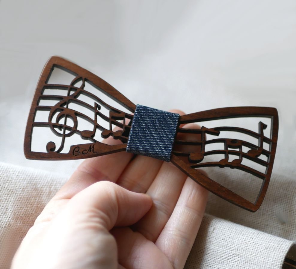 Houten vlinderdasje met muziekthema, partituur en diskant, aanpasbaar