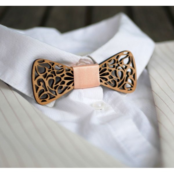 Houten kinderstrikje met opengewerkte arasbesken