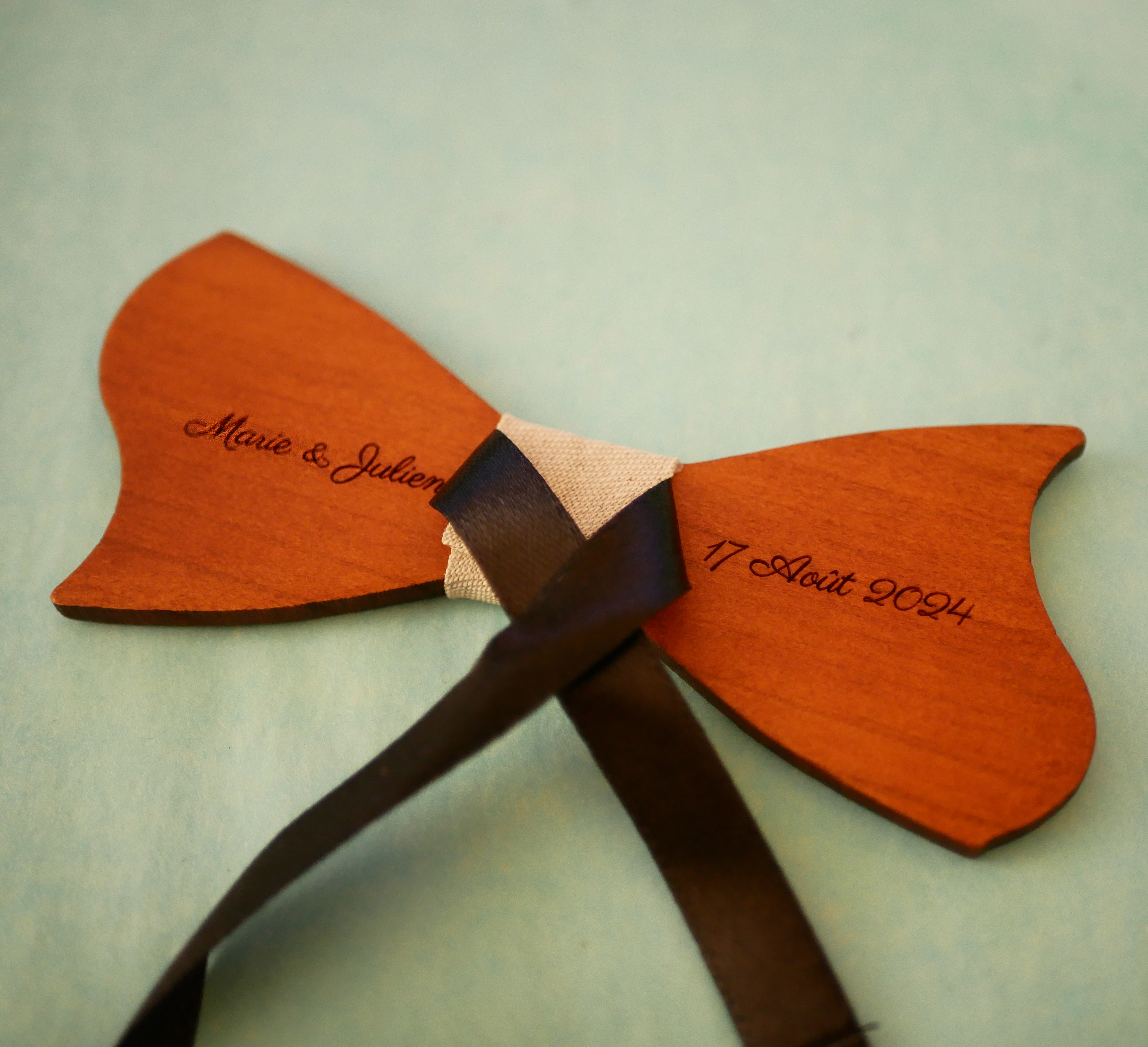 Asymmetrische strik in kersenhout om te personaliseren Made in France