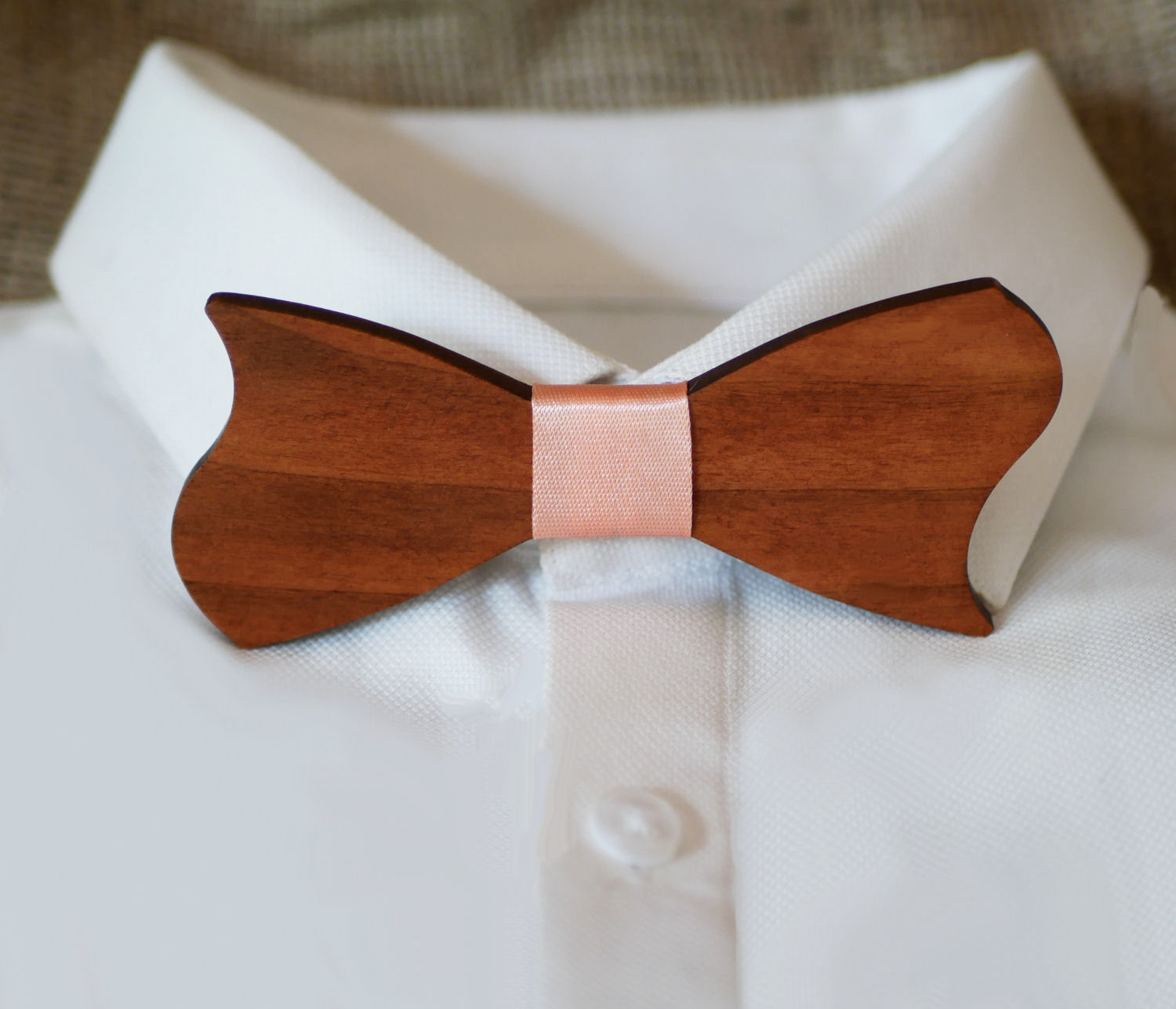 Asymmetrische strik in kersenhout om te personaliseren Made in France