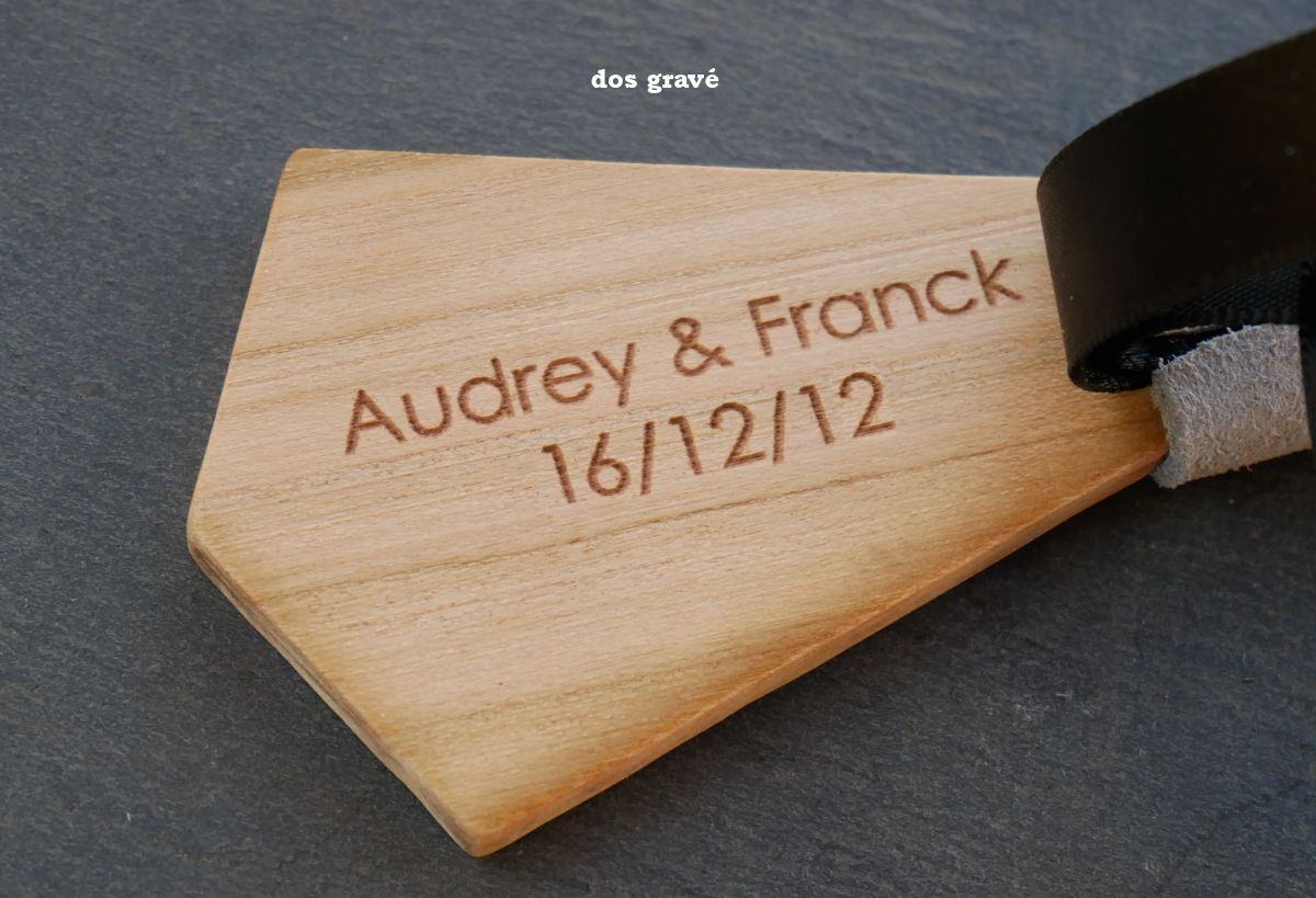 Houten herenstrik en damesbroche om te personaliseren