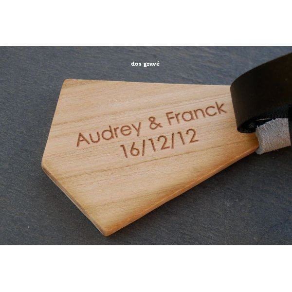 Houten herenstrik en damesbroche om te personaliseren