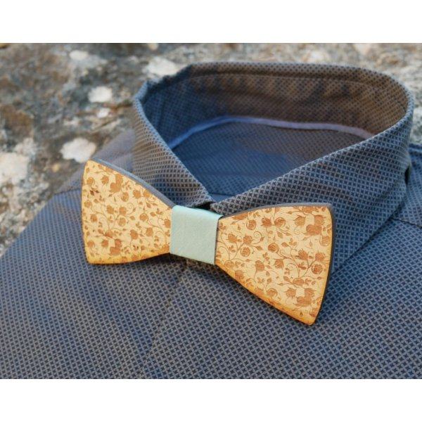 Kersenhouten vlinderdas met kleine gegraveerde bloemen, te personaliseren door een gravure op de achterkant, gemaakt in Frankrijk.