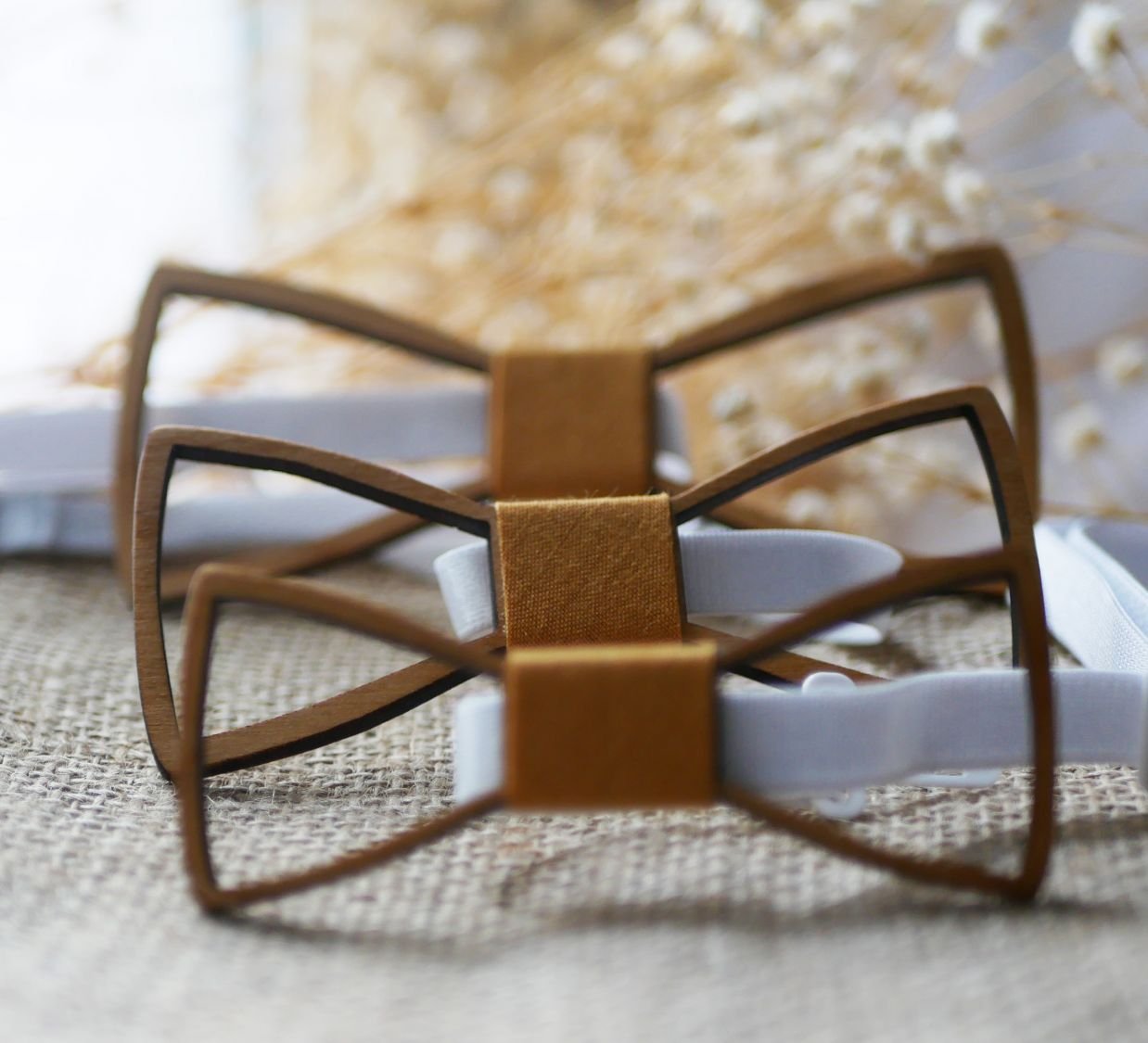 Mini houten strikje met uitgeholde arasbesken 