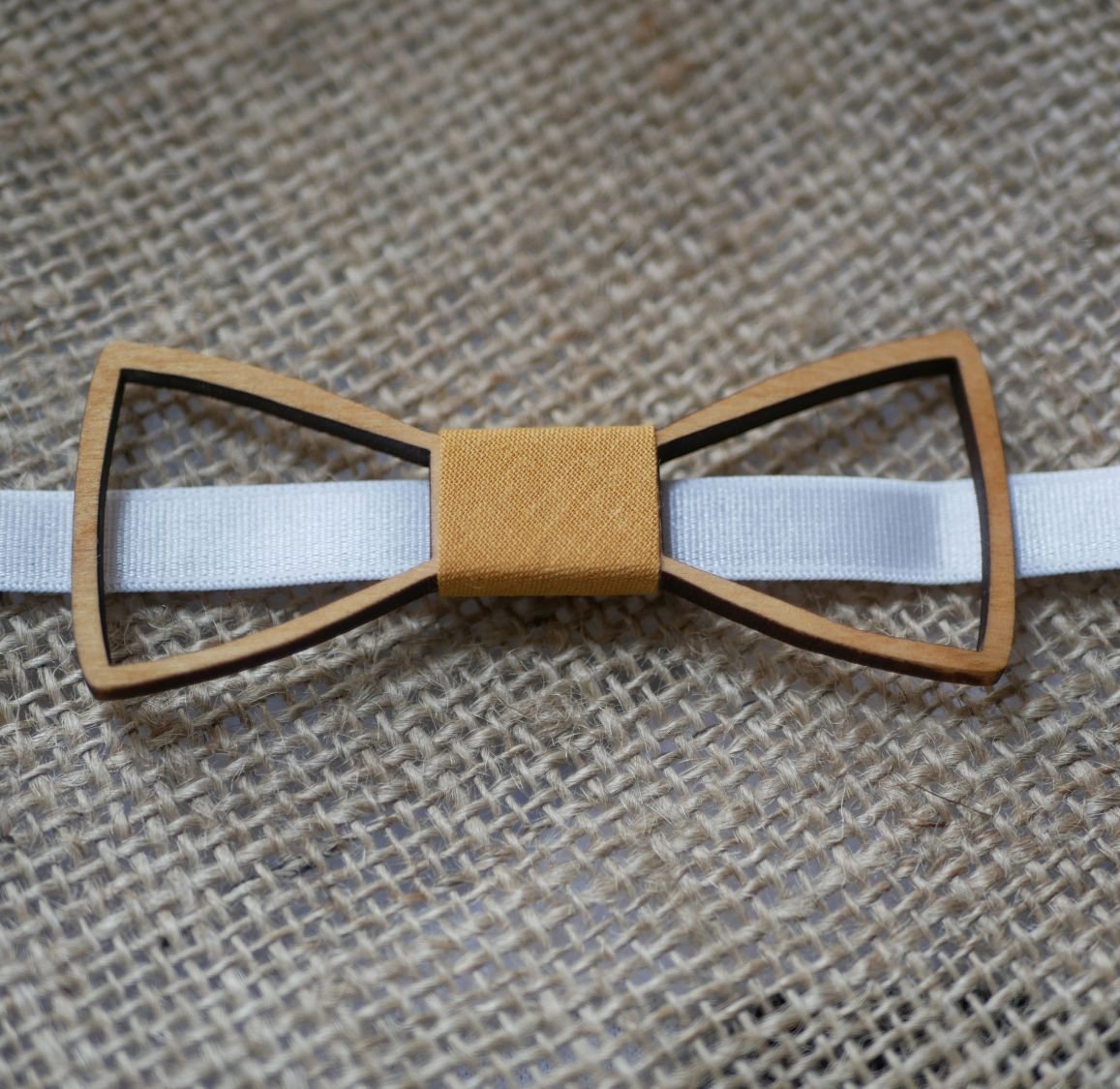 Mini houten strikje met uitgeholde arasbesken 