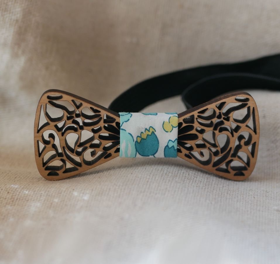 Mini houten strikje met elegante rondingen