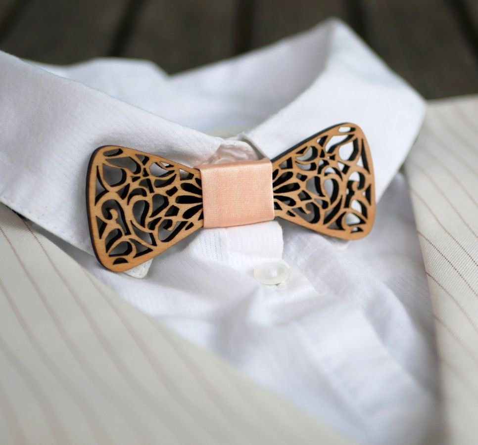 Mini houten strikje met elegante rondingen