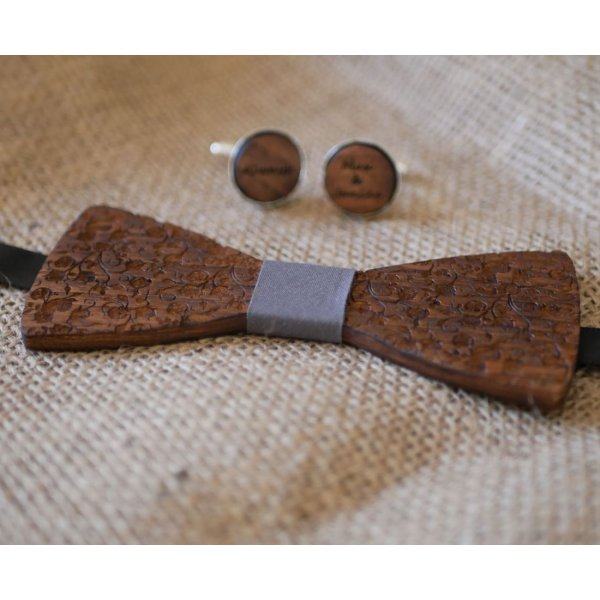 Strik in walnoot met kleine gegraveerde bloemen