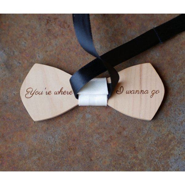 Natuurlijke houten vlinderdas te personaliseren door gravure "le rabl&eacute;  