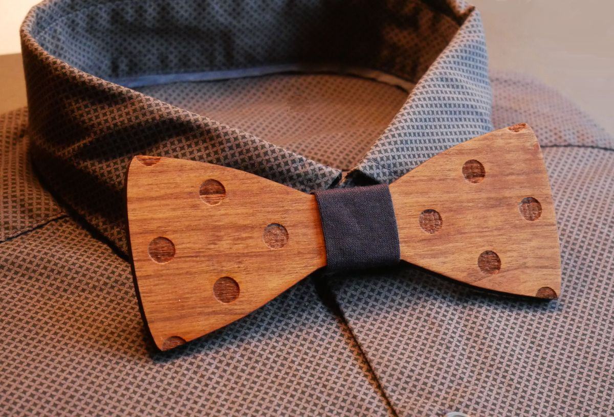 Gegraveerd houten polka dot strikje om te personaliseren