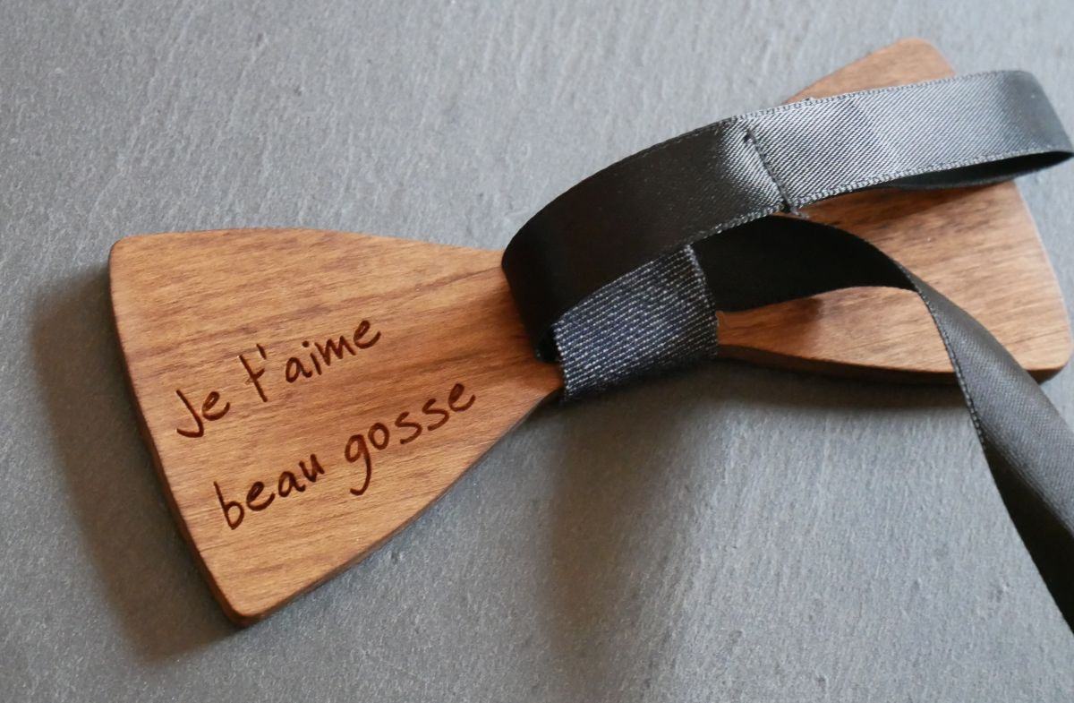 Gegraveerd houten polka dot strikje om te personaliseren
