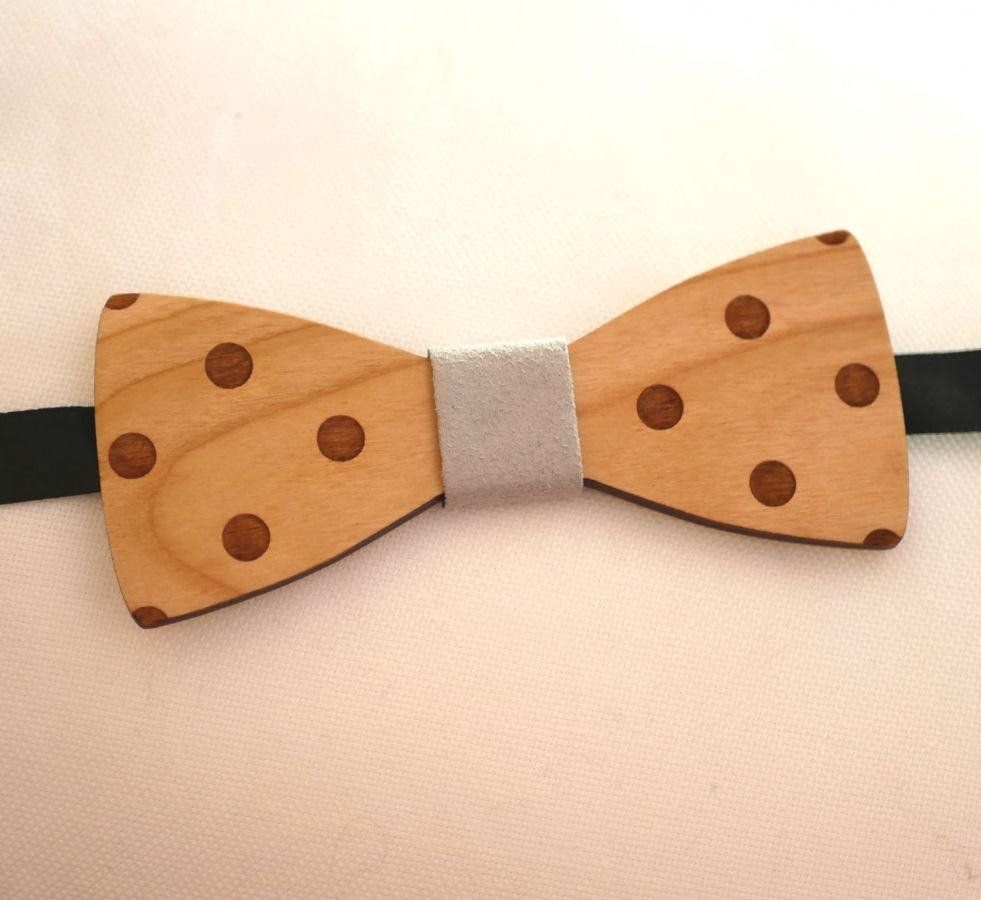 Gegraveerd houten polka dot strikje om te personaliseren