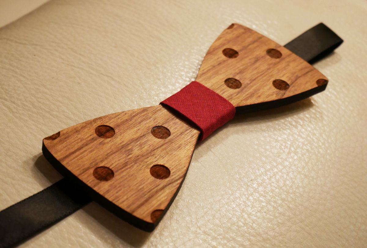 Gegraveerd houten polka dot strikje om te personaliseren