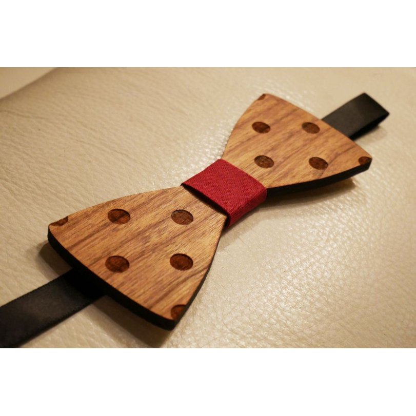 Gegraveerd houten polka dot strikje om te personaliseren