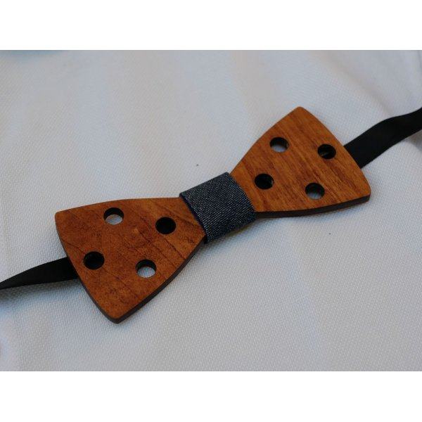 Gegraveerde vlinderdas van gebeitst hout met gaatjes om te personaliseren