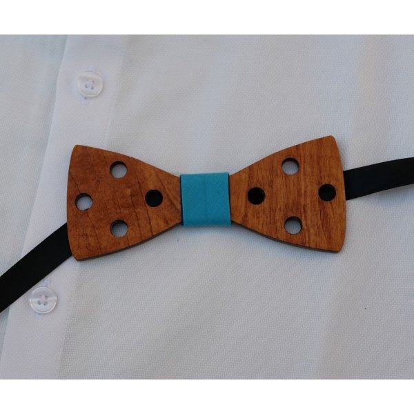 Gegraveerde vlinderdas van gebeitst hout met gaatjes om te personaliseren