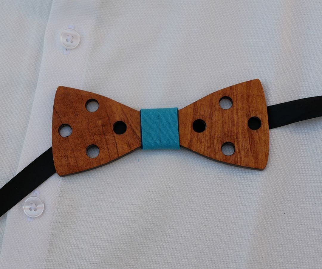 Gegraveerd houten strikje met gaatjes om te personaliseren