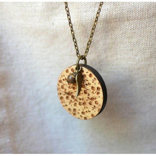 Gegraveerde houten hanger met bedels om te personaliseren