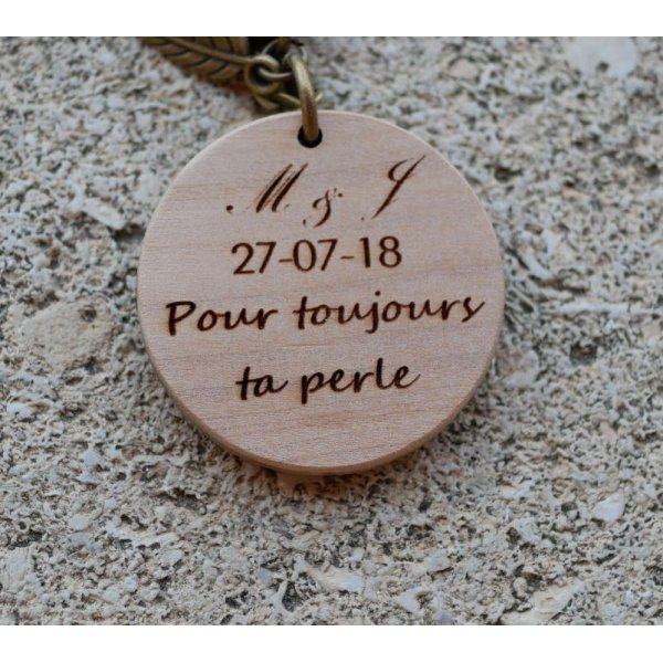 Gegraveerde houten hanger met bedels om te personaliseren