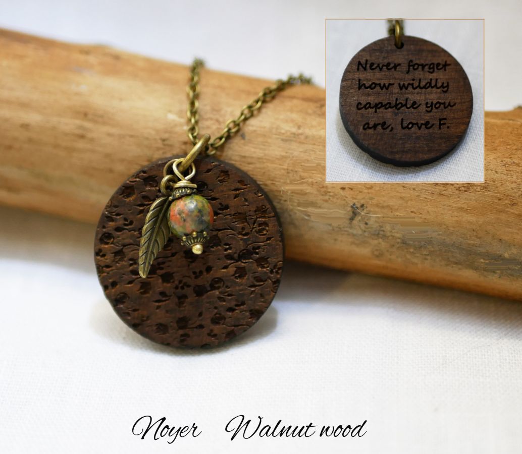Gegraveerde houten hanger met bedels om te personaliseren