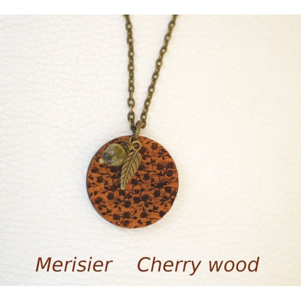 Gegraveerde houten hanger met bedels om te personaliseren