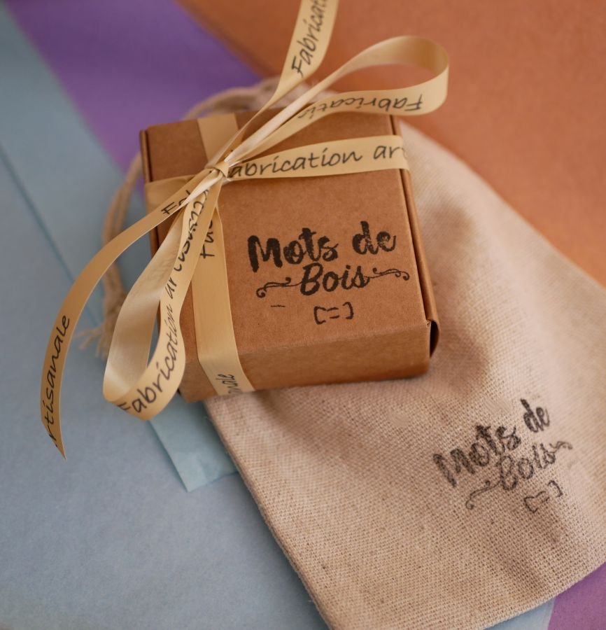 Gegraveerde houten hanger met bedels om te personaliseren