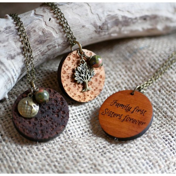 Gegraveerde houten hanger met bedels om te personaliseren