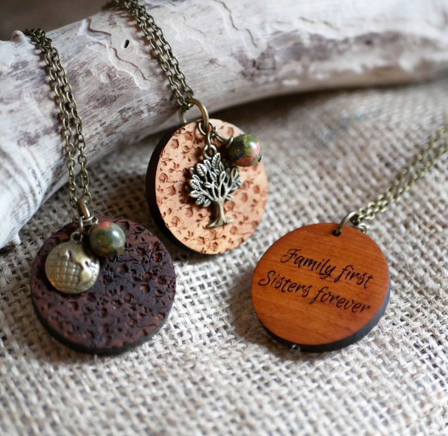 Gegraveerde houten hanger met bedels om te personaliseren