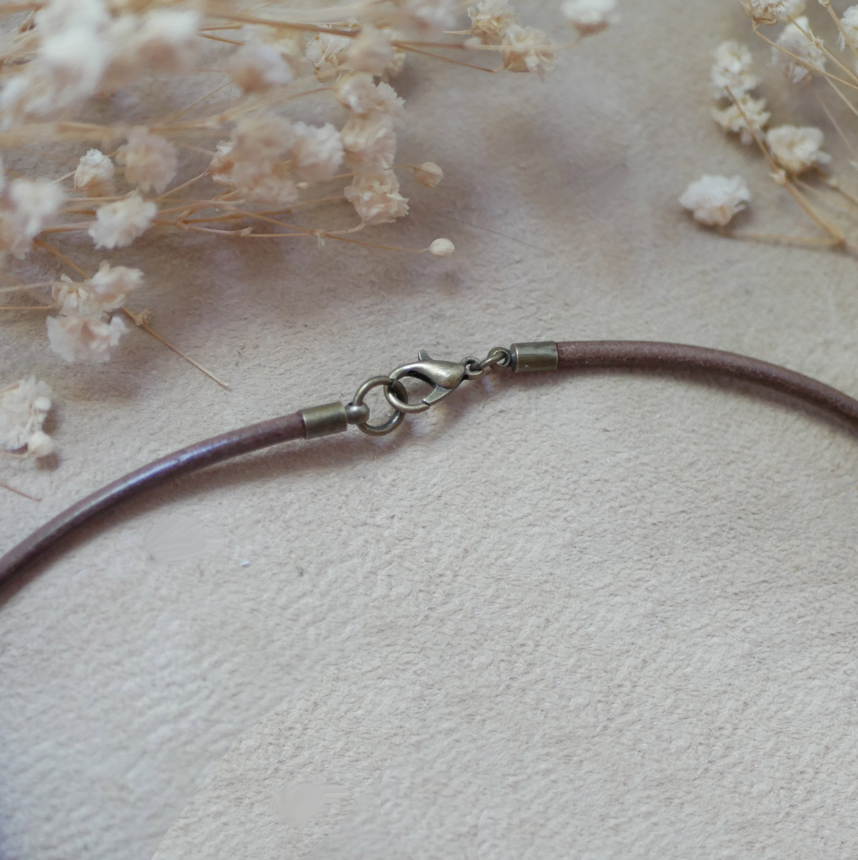 Gegraveerde houten hanger aan een Europese leren halsketting om te personaliseren 