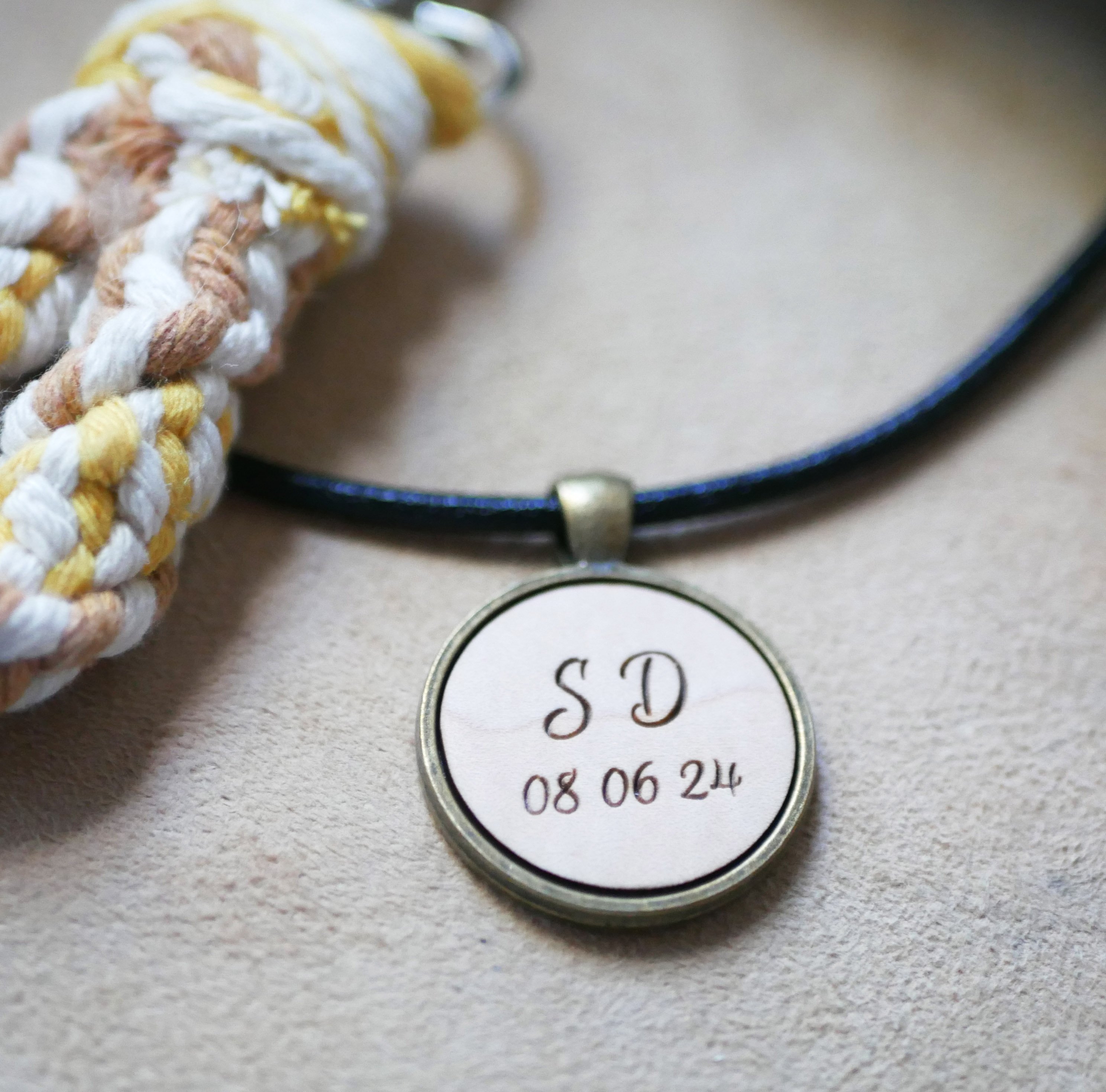 Gegraveerde houten hanger aan een Europese leren halsketting om te personaliseren 