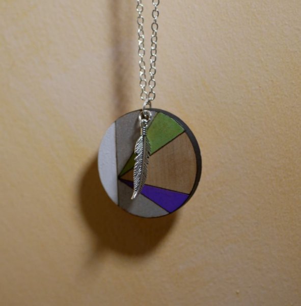 Houten hanger beschilderd in kleuren aan zilveren ketting, te personaliseren