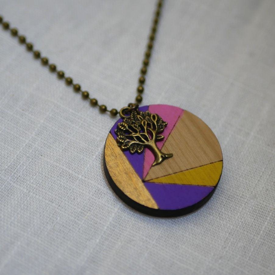 Houten hanger beschilderd in kleuren met bronzen bedeltje om te personaliseren