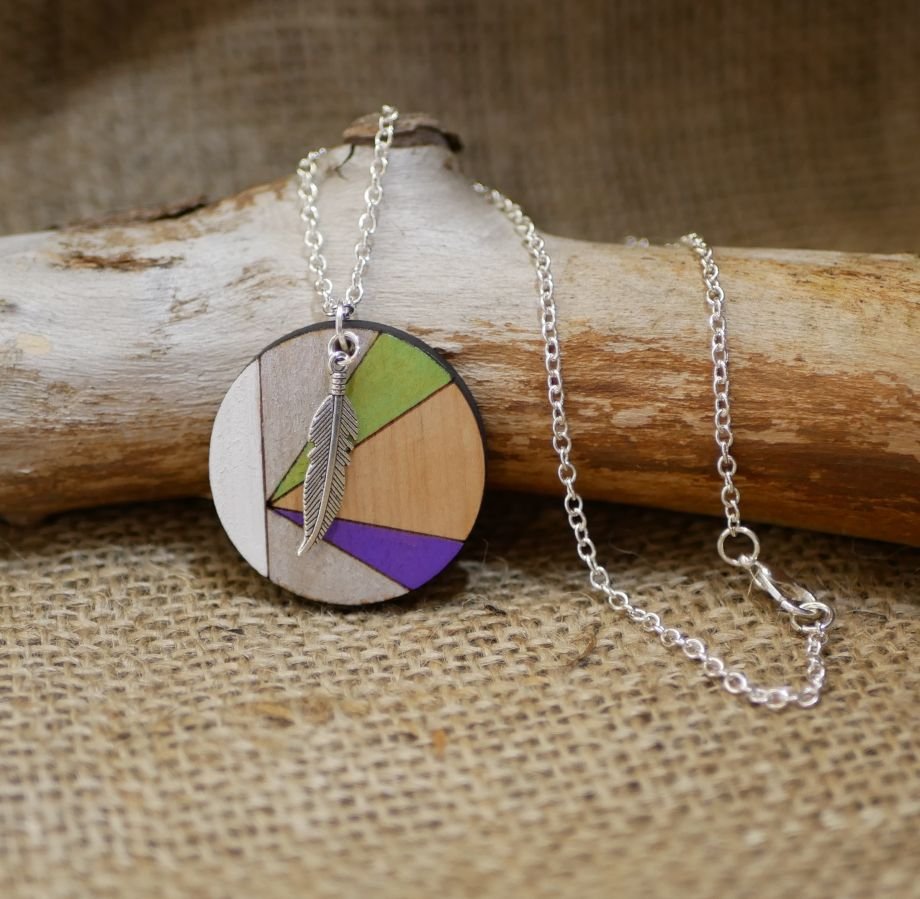 Houten hanger beschilderd in kleuren aan zilveren ketting, te personaliseren