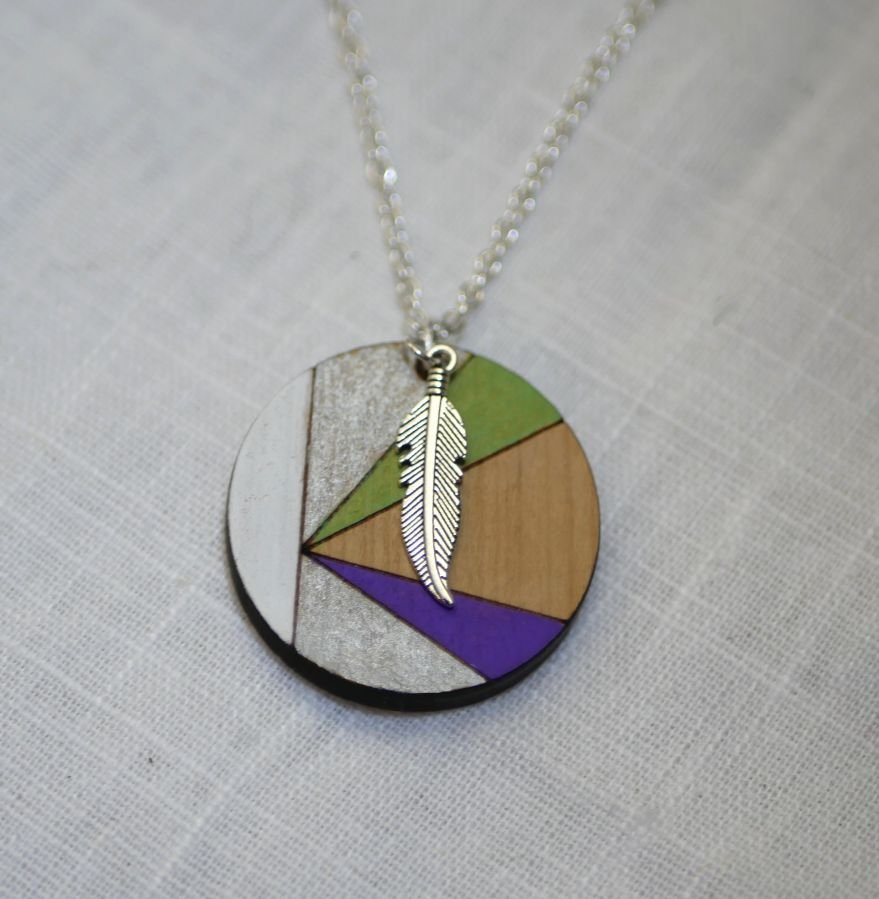 Houten hanger beschilderd in kleuren aan zilveren ketting, te personaliseren