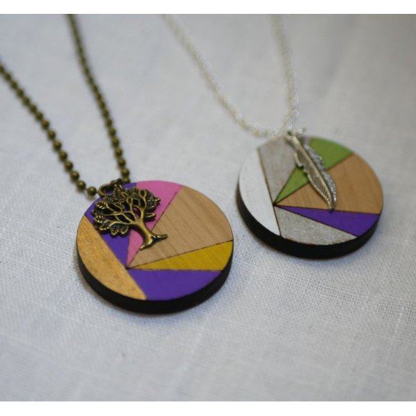 Houten hanger beschilderd in kleuren met bronzen bedeltje om te personaliseren