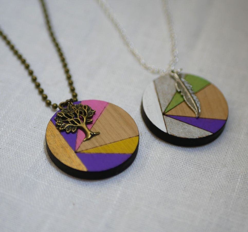 Houten hanger beschilderd in kleuren aan zilveren ketting, te personaliseren