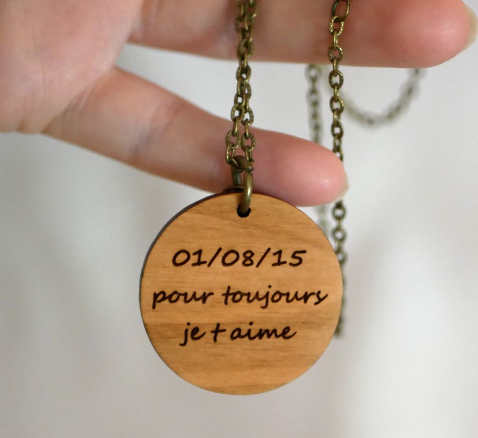 Houten hanger beschilderd in kleuren aan zilveren ketting, te personaliseren